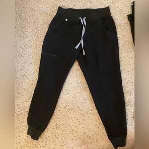 Figs black jogger scrub bottoms with yoga waistband in size small petite